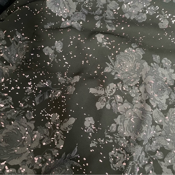 Torrid Faux Wrap Faux-Sleeve Tunic Top Black Floral Pink Sparkle Hi-Lo Size 2 - Picture 3 of 8